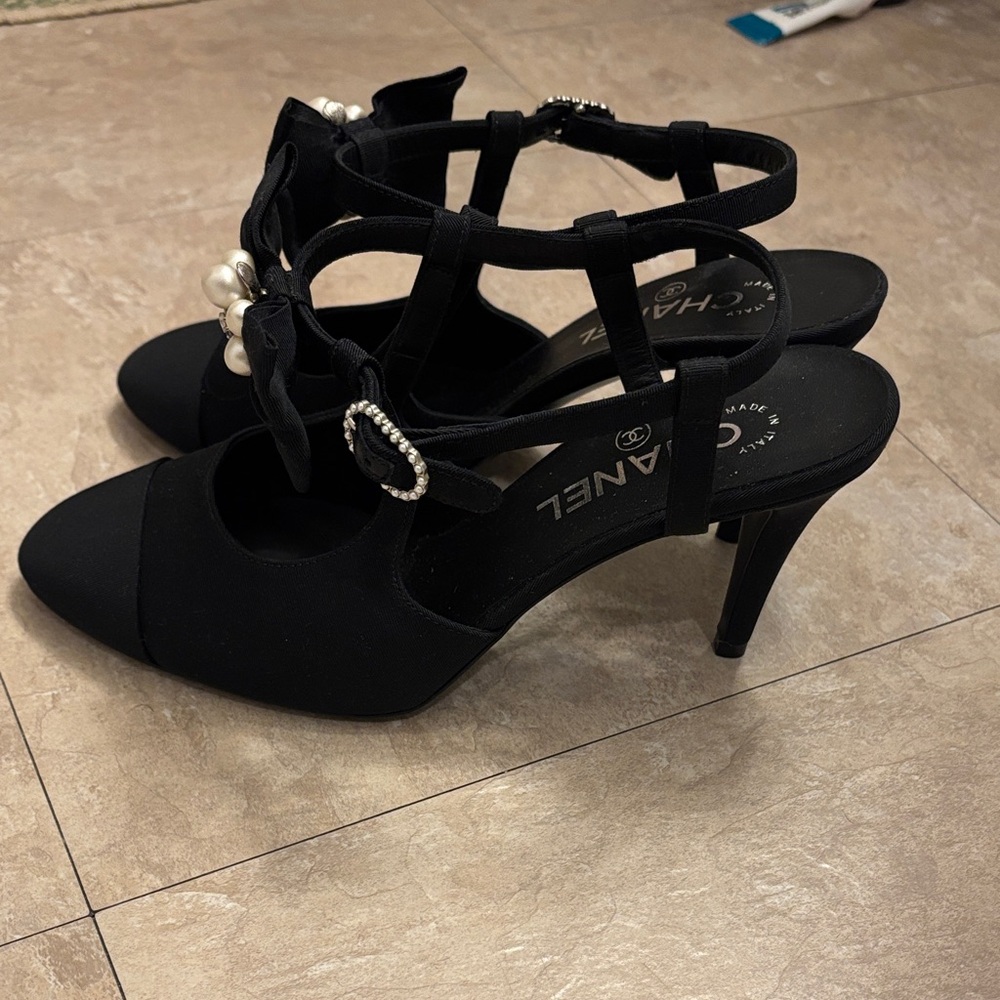 CHANEL Black Bow Heels with Pearl Cluster Accent - Picture 6 of 9